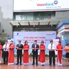 Lãnh đạo hai bên cắt băng khai trương. (Nguồn: VietinBank).