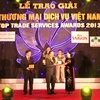 Phó Chủ tịch Quốc hội Nguyễn Thị Kim Ngân trao giải thưởng cho ông Đỗ Minh Phú. (Nguồn: TPBank).