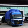 Phương tiện vận tải hàng hóa thông quan qua cửa khẩu quốc tế Móng Cái. (Ảnh: Kim Phượng/TTXVN).