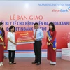 Chủ tịch Hội đồng quản trị VietinBank trao các thiết bị y tế cho Giám đốc Bệnh viện Xanh Pôn. (Nguồn: VietinBank).
