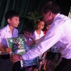VPBank tặng 1.000 suất học bổng và cặp sách cho học sinh
