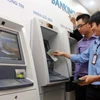 Các ngân hàng đối mặt với yêu cầu máy ATM luôn thông suốt