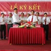 Lãnh đạo Agribank tham gia ký kết hợp đồng tín dụng với ngư dân Trần Văn Thượng . (Nguồn: Agribank)
