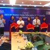Lãnh đạo hai bên ra mắt dịch vụ thanh toán tiền điện trực tuyến qua TPBank eBank. (Ảnh: CTV/Vietnam+)