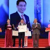 Phó Chủ tịch Quốc hội Nguyễn Thị Kim Ngân và lãnh đạo Tổng Liên đoàn Lao động trao bằng khen cho ông Nguyễn Văn Thắng. (Nguồn: VietinBank)