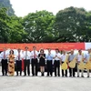 Đại diện Ban lãnh đạo VietinBank trao chìa khóa tượng trưng 5 xe ôtô cứu thương cho tỉnh Quảng Ninh. (Nguồn: VietinBank)