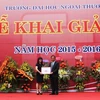 Đại diện Trường Đại học Ngoại thương, Tiến sỹ Bùi Anh Tuấn, Hiệu trưởng nhà trường nhận học bổng từ đại diện VietinBankSc. (Nguồn: VietinBankSc)