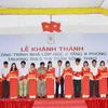 Phó Thống đốc Ngân hàng Nhà nước Nguyễn Kim Anh cùng các lãnh đạo ngân hàng, địa phương cắt băng khánh thành trường học. (Nguồn: Vietcombank)