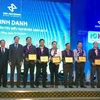 Lãnh đạo VietinBankSc (thứ ba từ phải sang) nhận giải thưởng Công ty chứng khoán thành viên tiêu biểu giai đoạn 2005-2015 do HNX bình chọn. (Nguồn: VietinBankSc)