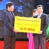 Tổng Giám đốc VietinBank Lê Đức Thọ trao biển tài trợ 35 tỷ đồng ủng hộ Quỹ “Vì người nghèo” thành phố Hà Nội. (Nguồn: VietinBank)