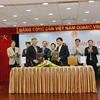Lãnh đạo hai bên tham gia ký kết dưới sự chứng kiến của Phó Chủ tịch nước Nguyễn Thị Doan. (Nguồn: Vietcombank)