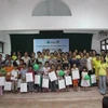 Cán bộ nhân viên Công ty VCLI tặng quà cho trẻ em làng SOS Hà Nội. (Nguồn: VCLI)