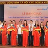 Các đại biểu cắt băng bàn giao 100 ngôi nhà cho các hộ nghèo. (Nguồn: VietinBank)