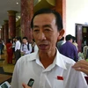 Đại biểu Trần Hoàng Ngân trả lời báo chí bên lề Quốc hội. (Ảnh: T.H/Vietnam+)