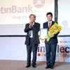 Đại diện VietinBank, ông Trần Công Quỳnh Lân, Phó Tổng Giám đốc nhận giải thưởng kép tại Lễ trao giải. (Nguồn: VietinBank)