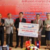 Ông Lê Quốc Nam - Tổng Giám đốc VietinBank Lào (thứ ba từ trái sang) trao từ thiện tại Trường năng khiếu - dự bị đại học. (Nguồn: VietinBank)