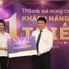 Ông Nguyễn Hưng, Tổng Giám đốc TPBank chào mừng khách hàng thứ 1 triệu của ngân hàng. (Nguồn: TPBank)