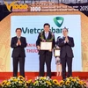 Phó Tổng giám đốc Vietcombank Nguyễn Mạnh Thắng nhận bằng khen từ Ban tổ chức. (Nguồn: Vietcombank)