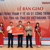 Chủ tịch Hội đồng quản trị VietinBank Nguyễn Văn Thắng trao tài trợ cho tỉnh Hà Tĩnh. (Nguồn: VietinBank)