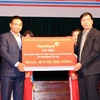 Chủ tịch Hội đồng quản trị VietinBank Nguyễn Văn Thắng trao biển tài trợ cho đại diện tỉnh Nam Định. (Nguồn: VietinBank)