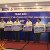 Đại diện BIDV trao an sinh xã hội cho các tỉnh. (Nguồn: BIDV)