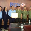 Cơ quan an ninh điều tra - Công an tỉnh Khánh Hòa trao bằng khen cho lãnh đạo BIDV Khánh Hòa. (Nguồn: BIDV)