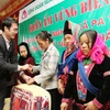 Ông Nguyễn Đức Hải, Phó Tổng giám đốc Ngân hàng Chính sách xã hội tặng quà cho các hộ nghèo tại xã xã Pa Tần, huyện Sìn Hồ, tỉnh Lai Châu. (Nguồn: Ngân hàng Chính sách)