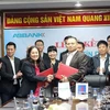 Lãnh đạo hai bên tham gia ký kết. (Nguồn: ABBANK)