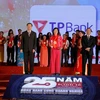 Phó tổng giám đốc TPBank Bùi Thị Thanh Hương nhận giải thưởng từ Bna tổ chức. (Nguồn: TPBank)