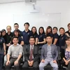 Du học sinh cùng Tổng Lãnh sự Việt Nam tại Sydney. (Ảnh: Nguyễn Quang/Vietnam+)