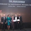 Tổng Giám đốc Lê Công (giữa) được nhận giải "Thành tựu lãnh đạo" từ Tạp chí Asian Banker. (Nguồn: MB)