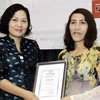 Phó Thống đốc Nguyễn Thị Hồng trao giải nhất cho chị Văn Thị Thanh Hải. (Ảnh: PV/Vietnam+)