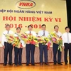 Tân Chủ tịch Hội đồng VNBA Phan Đức Tú (thứ tư từ trái sang) và các thành viên Hội đồng ra mắt Đại hội. (Nguồn: BIDV)