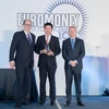 Đại diện Vietcombank, ông Phạm Mạnh Thắng - Phó Tổng giám đốc (đứng giữa) nhận giải thưởng “Ngân hàng tốt nhất Việt Nam năm 2016” do Tạp chí Euromoney trao tặng. (Nguồn: Vietcombank)