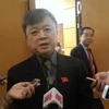 Đại biểu Trương Trọng Nghĩa trả lời báo chí bên hành lang Quốc hội. (Ảnh: Trung Hiền/Vietnam+)