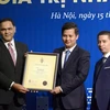 Phó Tổng Giám đốc VietinBank Trần Công Quỳnh Lân (giữa) nhận giải thưởng thương hiệu tăng trưởng mạnh nhất trong tốp 10. (Nguồn: VietinBank)