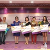 Lãnh đạo TPBank trao giải thưởng cho các khách hàng. (Nguồn: TPBank)