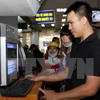 Hành khách mua vé tàu qua hệ thống bán vé điện tử tại Sài Gòn. (Ảnh: Hoàng Hải/TTXVN)