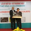 Cựu huấn luyện viên bóng đá Calisto làm đại sứ thương hiệu Kienlongbank Visa. (Nguồn: Kienlongbank)