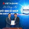Chủ tịch Hội đồng quản trị trao quyết định bổ nhiệm cho Tổng Giám đốc Lê Xuân Vũ. (Nguồn: VietABank)