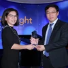 Phó Tổng Giám đốc TPBank Đinh Văn Chiến nhận giải thưởng từ VISA. (Nguồn: TPBank)
