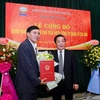 Phó Thống đốc Nguyễn Kim Anh trao Quyết định bổ nhiệm Chủ tịch HĐTV VAMC cho ông Nguyễn Tiến Đông (trái). (Nguồn: Ngân hàng Nhà nước)