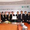 Lễ trao Chứng nhận bảo hiểm Bảo An Gia giữa VCLI và Vietcombank. (Nguồn: Vietcombank)