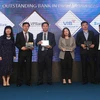 Ông Đinh Văn Chiến, Phó Tổng giám đốc TPBank (thứ 2 từ trái sang) nhận giải từ Napas. (Nguồn: TPBank)