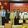 Lãnh đạo Vietcombank (thứ 2 từ trái sang) tặng nhà tình nghĩa cho 10 hộ gia đình chính sách trước sự chứng kiến của Phó Chủ tịch nước Đặng Thị Ngọc Thịnh . (Nguồn: Vietcombank)