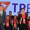 Phó TGĐ TPBank – ông Nguyễn Việt Anh (phải) thay mặt ngân hàng nhận giải thưởng Thương hiệu mạnh Việt Nam. (Nguồn: TPBank)