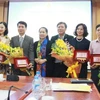 Lãnh đạo VBI nhận hoa và kỷ niệm chương từ Công đoàn Ngân hàng Việt Nam. (Nguồn: VietinBank)