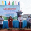 Lãnh đạo UBND huyện Châu Thành và Vietcombank thực hiện nghi thức động thổ xây dựng Trường mẫu giáo Tuổi thơ. (Nguồn: Vietcombank)
