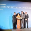 Đại diện Vietcombank, bà Vũ Thị Bích Thu, Trưởng Văn phòng đại diện tại Singapore nhận giải thưởng của The Asian Banker. (Nguồn: Vietcombank)