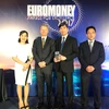 Đại diện Vietcombank nhận giải thưởng từ lãnh đạo “Ngân hàng tốt nhất Việt Nam năm 2016” do Tạp chí Euromoney trao tặng. (Nguồn: Vietcombank)